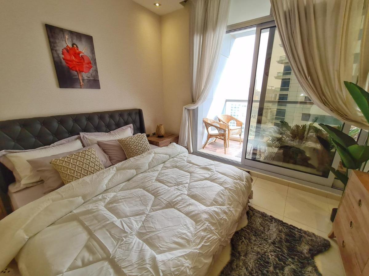 Green Sky Holiday With Shared Kitchen And Lounge Privatunterkunft Dubai